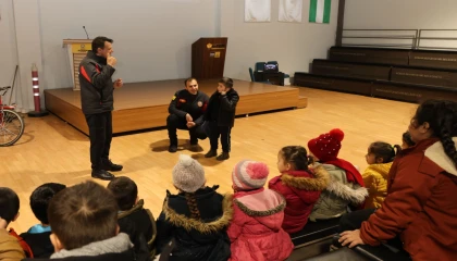 Konya’da minik kahramanlar itfaiyecilerle öğreniyor