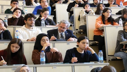 Rektör Ünüvar, tıp öğrencileri ile aynı sırada!