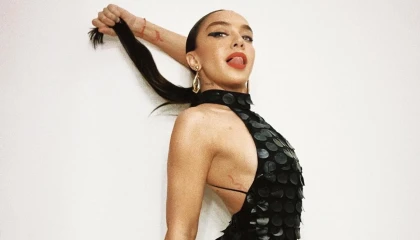 Aybüke Albere dans provaları için stüdyoda... Göbek atarken adeta usta dansçılara taş çıkarttı