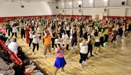 350 kadın kursiyer Dünya Dans Günü’nde zumba gösterisi yaptı