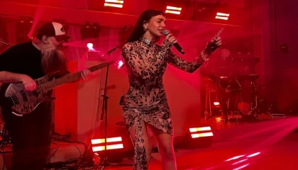 Aybüke Albere İstanbul’da sahneyi salladı