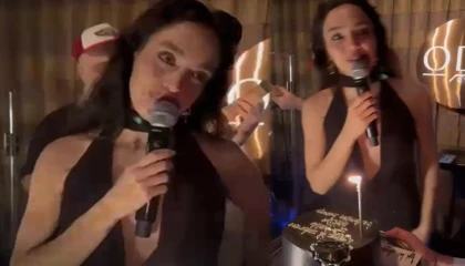 Aybüke Albere’ye sahnede pasta sürprizi