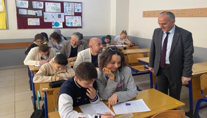 Bursa’da veliler, çocuklarıyla birlikte sınava girdi!