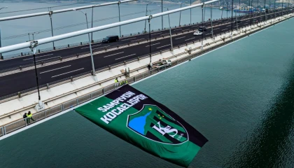 Kocaelispor bayrağı, Osmangazi Köprüsü’ne asıldı!