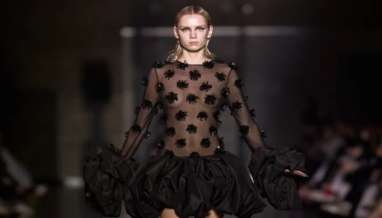 Bakü Fashion Week’te tüm gücüyle ’siyah’ sahnede!