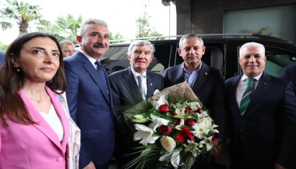 Bursa’da CHP lideri Özgür Özel’e coşkulu karşılama