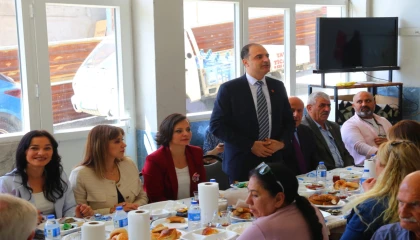 İzmir Karabağlarlı muhtarlardan Başkan Kınay’a sürpriz kahvaltı