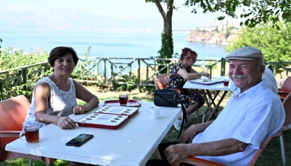 Antalya’da kıdemli kent sakinlerinden mangala keyfi