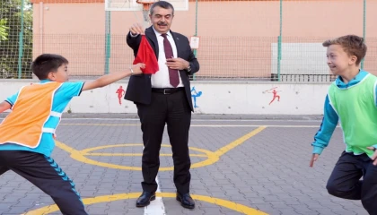 Bakan Tekin’den karne öncesi öğrencilere moral ziyareti