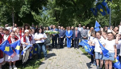 Başkan Şadi Özdemir Peja’nın Kurtuluş Günü törenlerine katıldı
