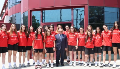 Başkan Şadi Özdemir’den filenin genç sultanlarına motivasyon ziyareti