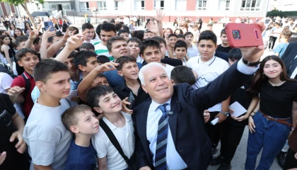 Bursa’da Başkan Bozbey karne sevincine ortak oldu