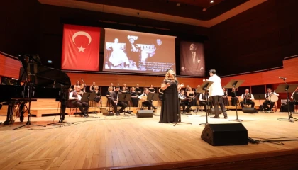 “Cumhuriyetin Divası” Müzeyyen Senar konserle anıldı