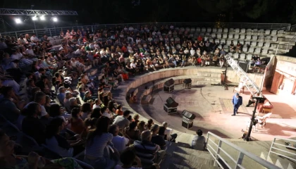 Efes Selçuk’ta sanat ve dayanışma amfi tiyatro sahnesinde