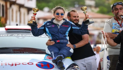 Engelli kadın ralliciden çifte podyum