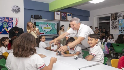 İzmir Güzelbahçe’de öğrencilere dondurma ve hamburger