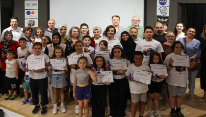 İzmir Karabağlar’da uzayla buluşan çocuklara sertifika töreni