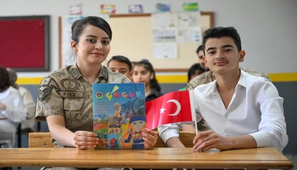 Jandarma okullarda gönüllere dokundu