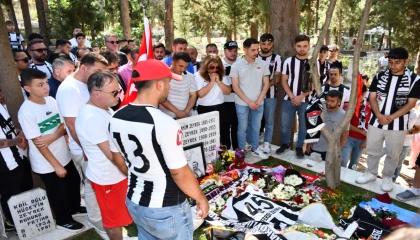 Manisa’da Ferdi Zeyrek’in kabri ziyaretçi akınına uğradı