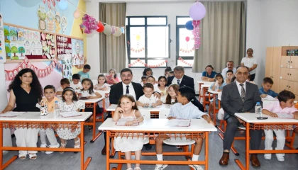 Mudanya’da Kaymakam Terzi öğrencilerin karne sevincine ortak oldu