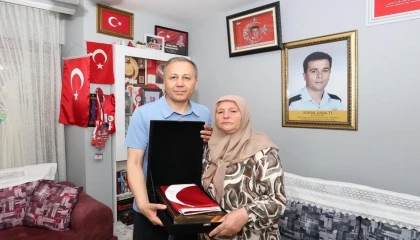Bakan Yerlikaya’dan şehit ailesine ziyaret