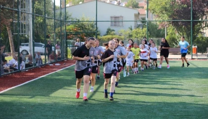Başkentli kızlar sahaya indi