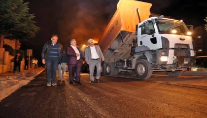 Kayseri Talas’ta gece asfalt mesaisi... Başkan Yalçın’dan gece teftişi