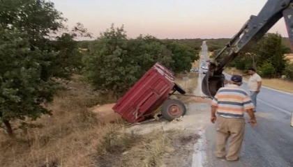 Keşan-Enez yolunda buğday yüklü traktör devrildi!