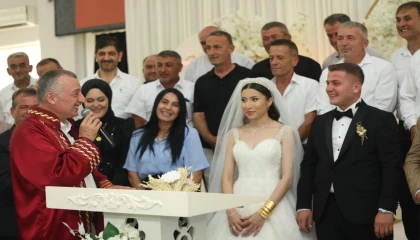 Kocaeli’de düğüne gitti, vatandaşla sohbet etti