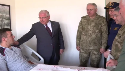 Metan gazından zehirlenen askerler GATA’da ziyaret edildi