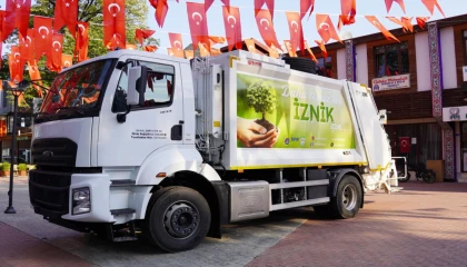Bursa İznik’e bakanlıktan hibe çöp kamyonu