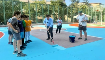Bursa Osmangazi’de Başkan Aydın gençlerle basketbol sahası boyadı