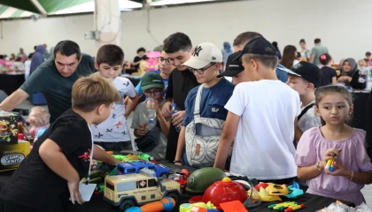 Çocuklar Genç Komek 2. El Oyuncak Pazarı ile bayram yaptı