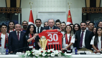 Cumhurbaşkanı Erdoğan, Yüksekovaspor Kadın Futbol Takımı’nı ağırladı
