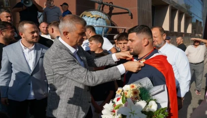 Gölcük Belediyesi başpehlivanına kutlama