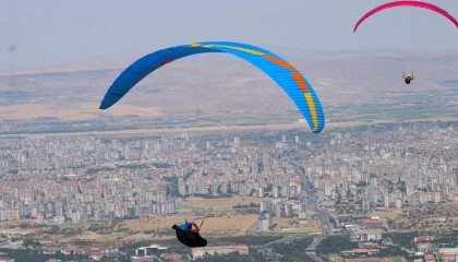 Kayseri’de yamaç paraşütçüleri kıyasıya yarıştı