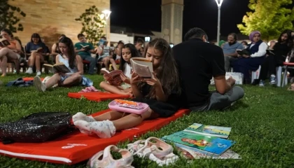 Kitapseverler sessiz okuma etkinliğinde bir araya geldi
