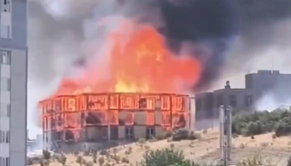 Lojman inşaatında yangın dehşeti