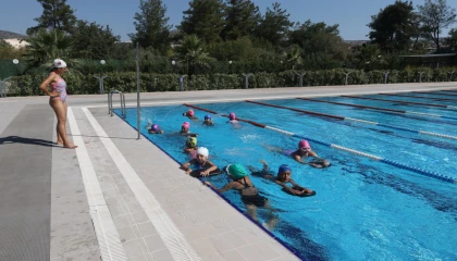 Muğla Büyükşehir’den çocuklara ücretsiz yüzme kursu başladı