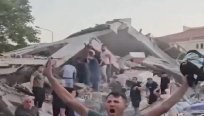 Sındırgı’da bir bina yıkıldı