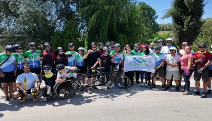 Tandem bisikletlerle Kocaeli’de umuda pedal çevirdi