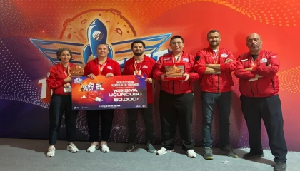 Bergama öğretmen ve öğrencilerinden Teknofest’te çifte başarı