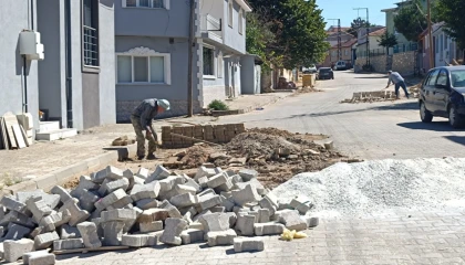 Bilecik Pazaryeri’nde kaldırım onarımları sürüyor