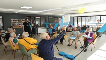 Bursa Nilüfer’de huzurevi sakinleri “Balon Voleybolu” ile eğlendi