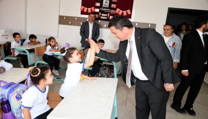 Bursa Osmangazi’de Başkan Aydın, miniklerin ilk ders heyecanına ortak oldu