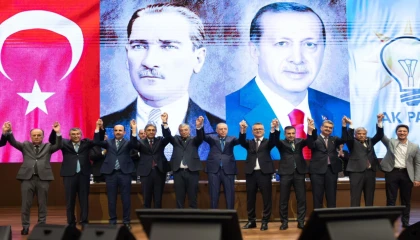 İki belediye başkanı AK Parti’ye katıldı... Rozetleri Erdoğan taktı!