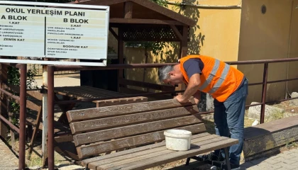 İzmir Çiğli’de okul bahçeleri yeni dönem öncesi yenilendi