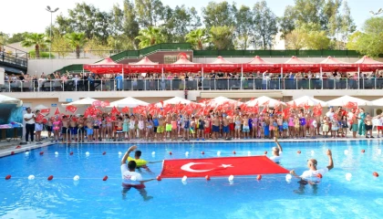 İzmir Çiğli’den yüzme şenliği ve madalya töreni