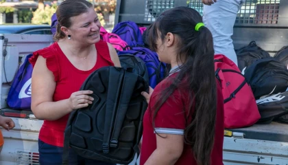 İzmir Güzelbahçe’de 2500 öğrenciye çanta ve kırtasiye desteği