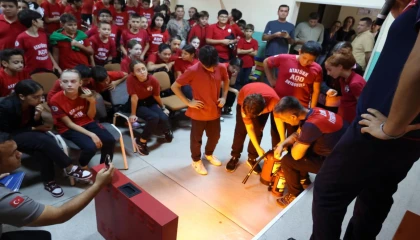 İzmir’de ateş savaşçıları öğrencilerle buluştu